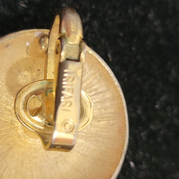 Vintage Trifari White Button Clip on Earrings - Picture 5 of 6